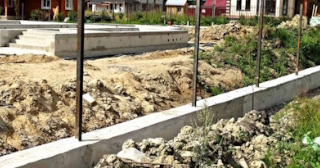 Фундамент под забор заказать в Большом Камне - заливка фундамента для забора | от 1562 за п.м.