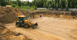 Разработка котлована Большой Камень стоимость за от 573 руб. м3 - заказать работы по копке и рытью котлованов | траншей 